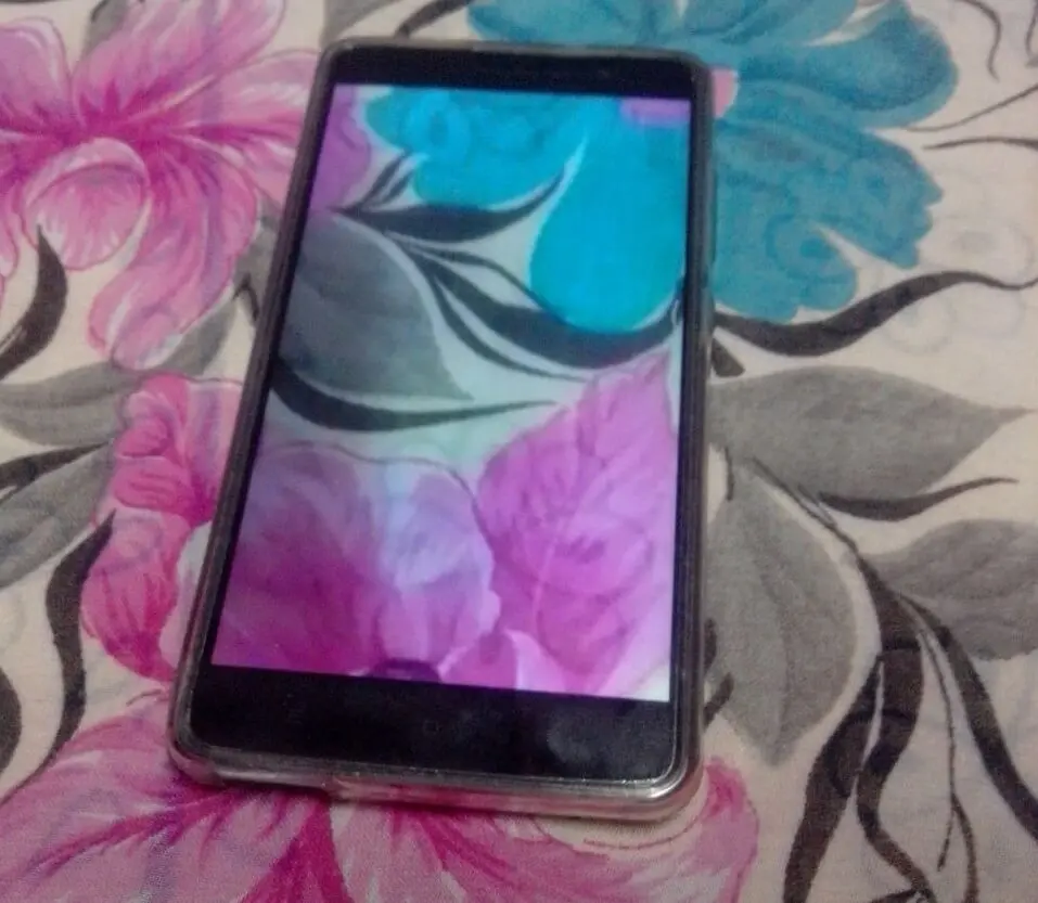 Chameleon Devices active camouflaging interaction